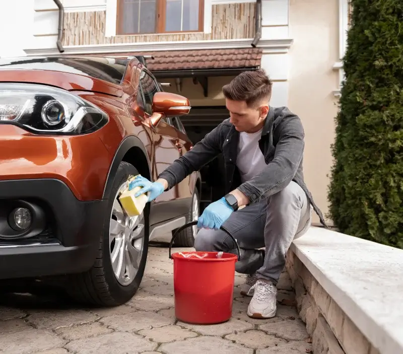 Lavage auto à domicile Le Pailly : professionnel intervenant sur un véhicule